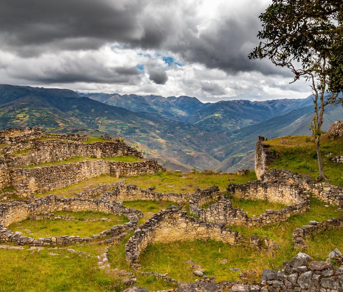 La ciudad de Kuélap miraba constantemente sobre el barranco