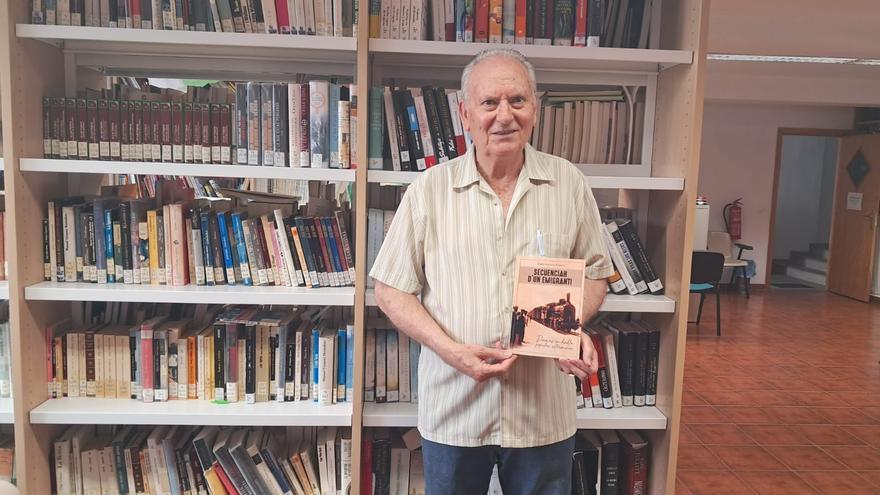 Eladio Sanjuán dona a la biblioteca de Arroyo de la Luz su último libro