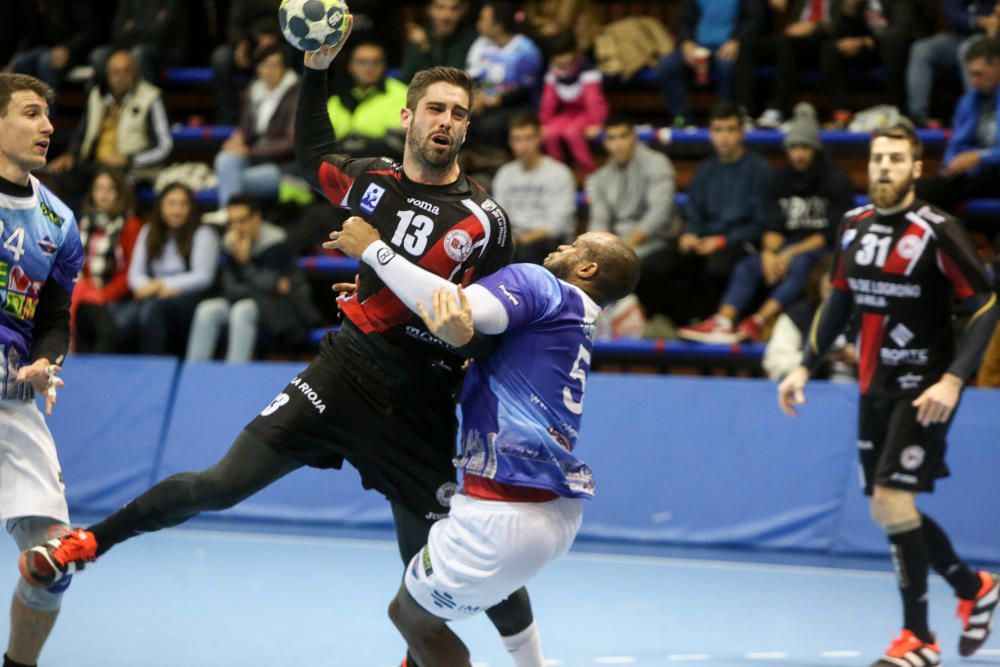 El Balonmano Benidorm da un salto hacia la permanencia ante el Logroño