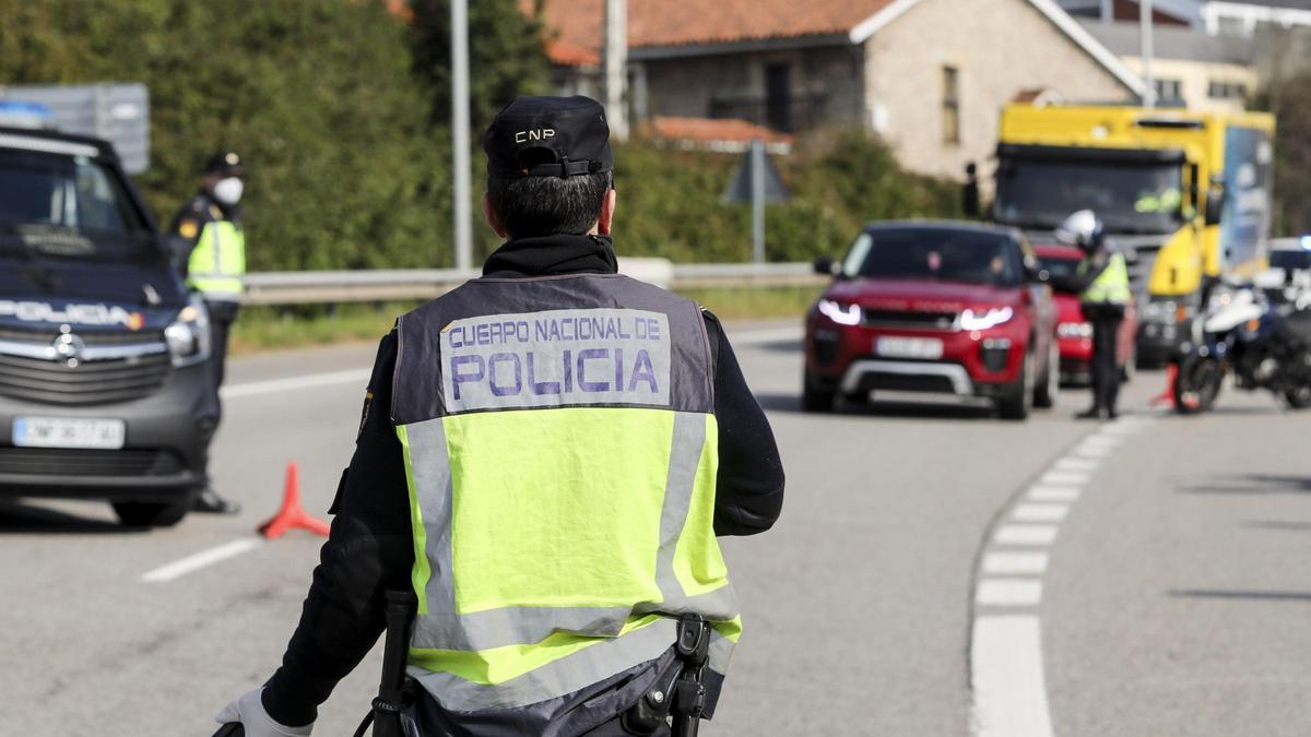 Un agente de la Policía Nacional, de espaldas, durante un control en Oviedo.