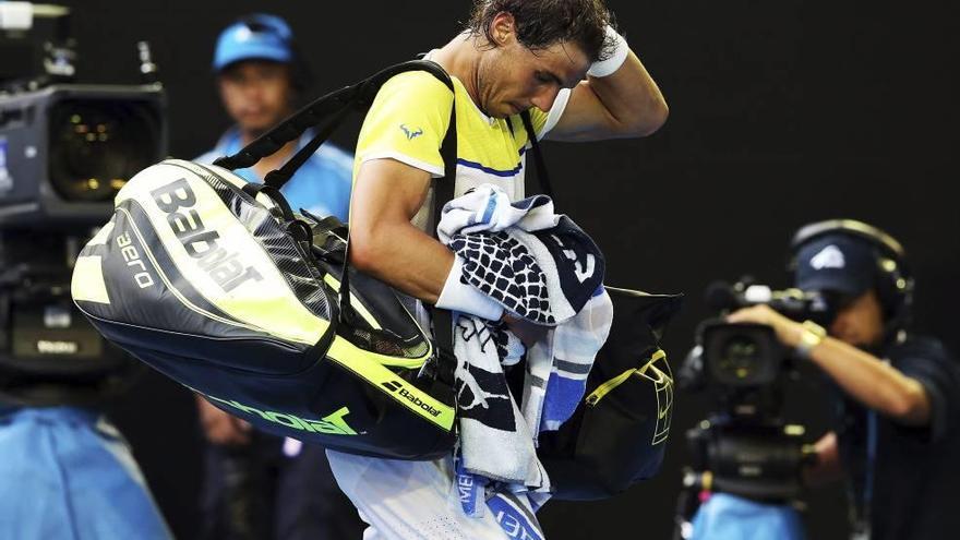 Rafel Nadal se retira cabizbajo de la pista tras caer eliminado ante Fernando Verdasco en su primer partido en Melbourne.