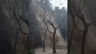 VÍDEO | La pluja de les darreres hores fa brollar com mai el salt de la Caula