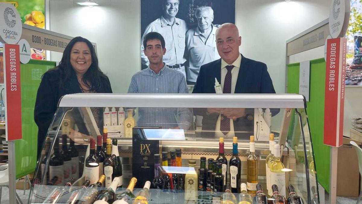 Antonio Ruiz y Dolores Amo, en el expositor de Bodegas Robles.