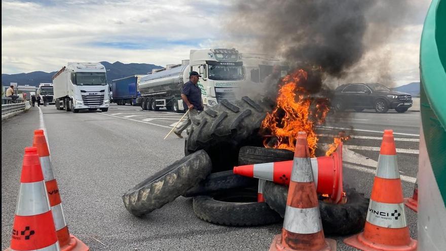 Tallada l&#039;autopista a la frontera per una manifestació de viticultors a l&#039;A-9 al Voló