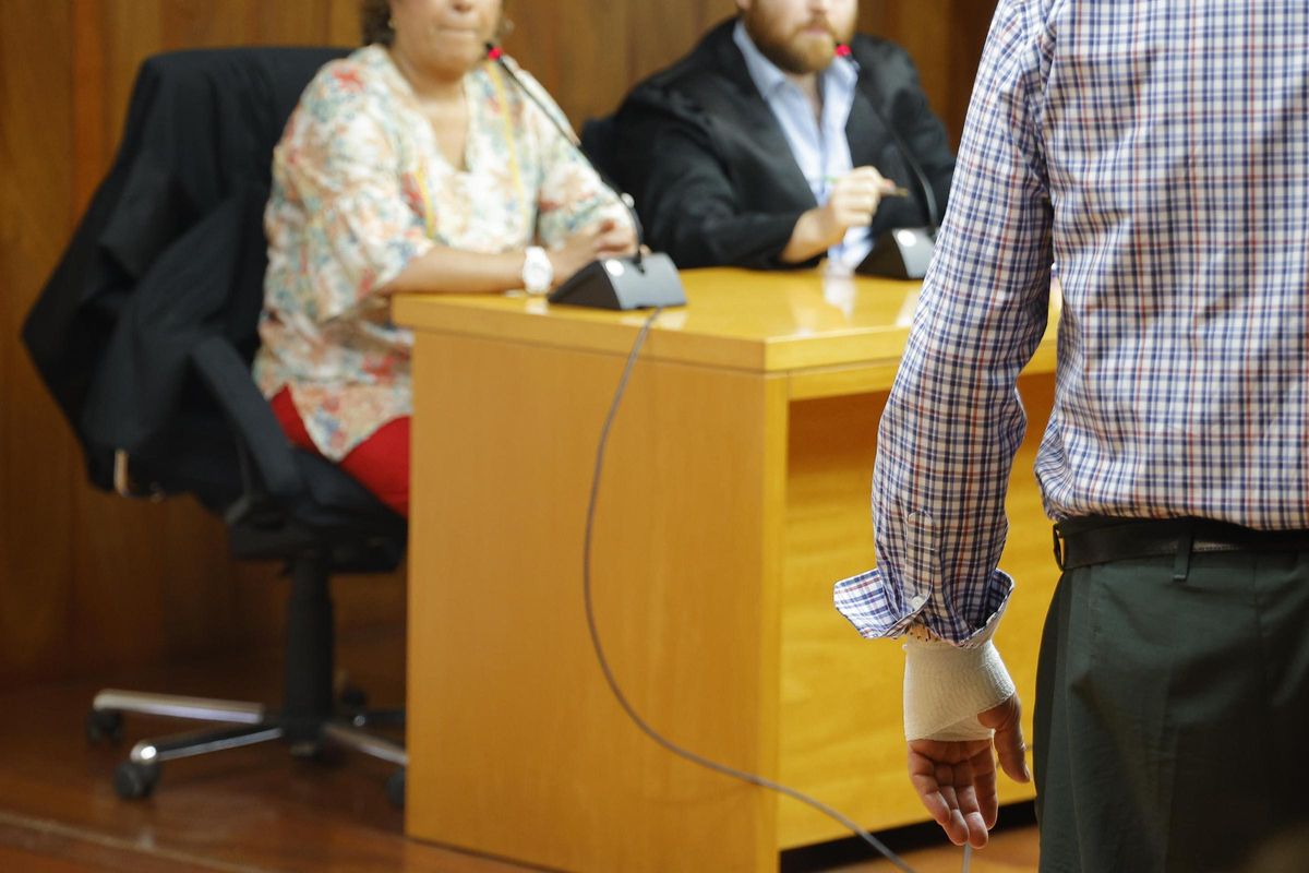La víctima del asalto, con la mano vendada, en el juzgado de Cartagena.