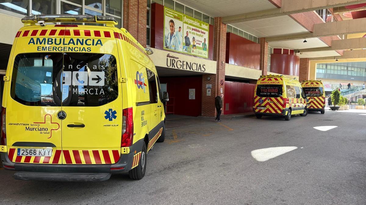 Ambulancias en la puerta de Urgencias de la Arrixaca.