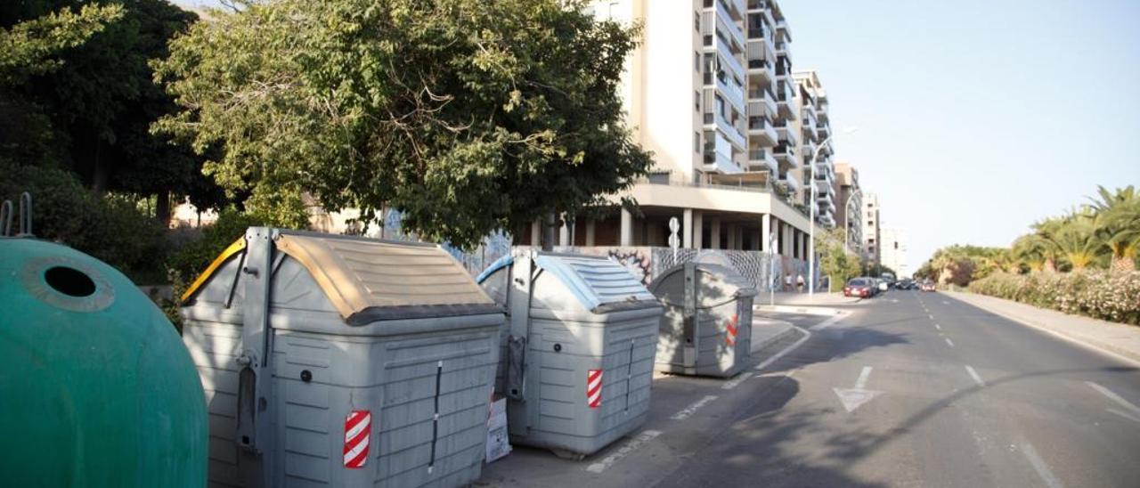 Contenedores de basura situados en la avenida La Goleta, donde está ubicada la clínica.