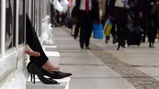 Un juez declara "discriminatorio" obligar a las trabajadoras a llevar zapatos de tacón