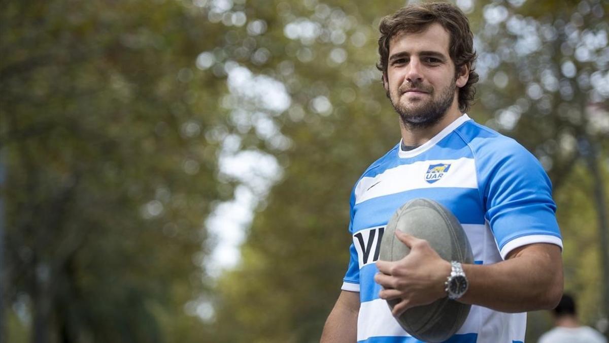 Nico Sánchez, máximo anotador en el último Mundial de rugby, posa con la camiseta de los Pumas en Barcelona.