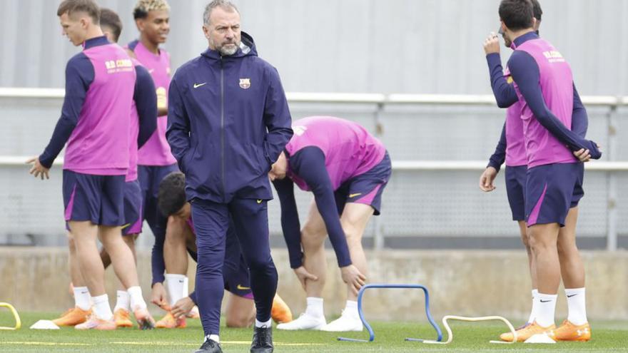 Flick, en el entrenamiento de ayer. |  Efe