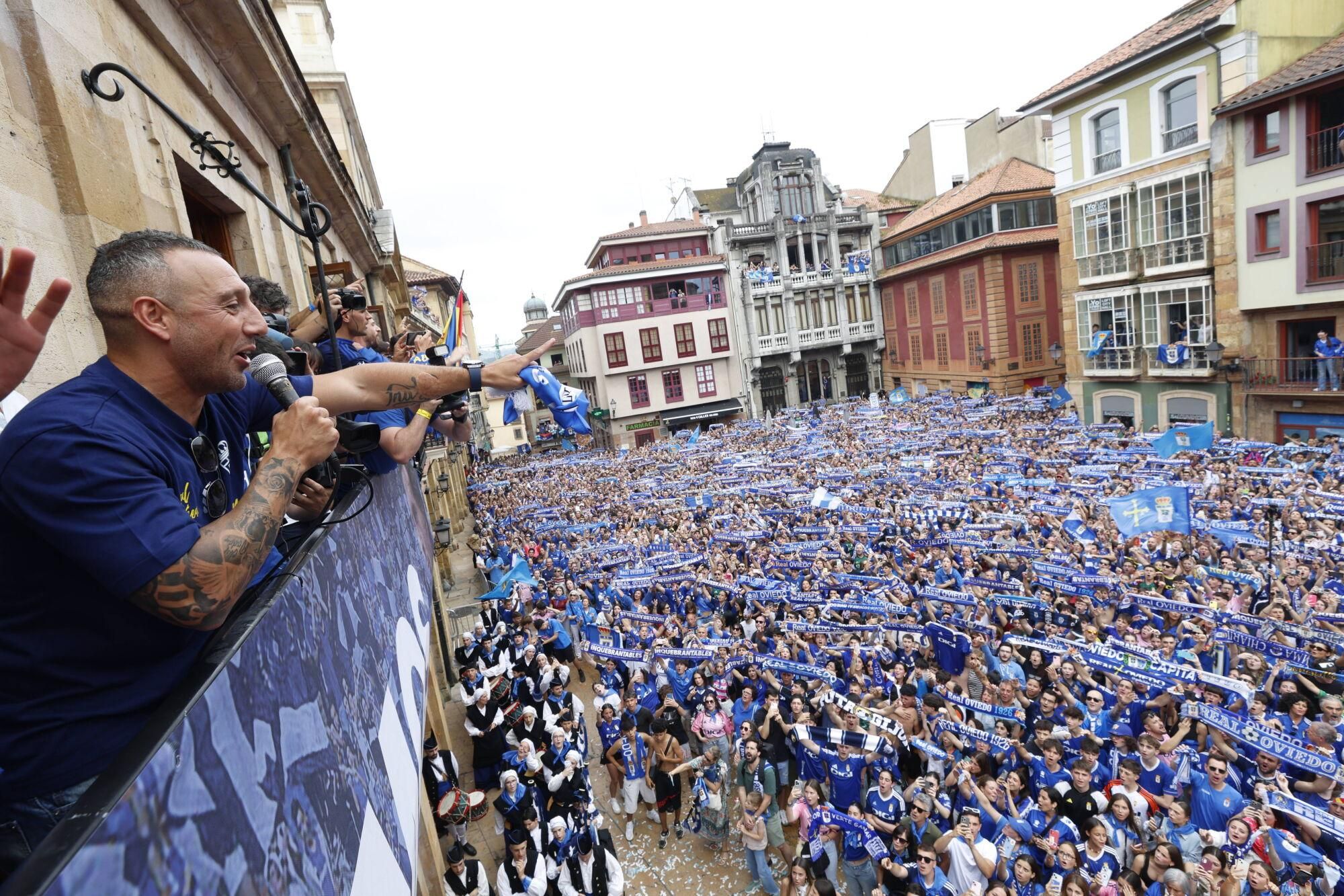 Locura azul en las calles de Oviedo para celebrar el ascenso del equipo a Primera División