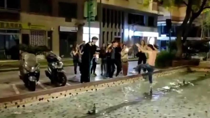 Chapuzón en la plaza Cardona Vives en Magdalena