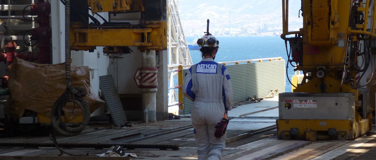 Los técnicos de Astican recorren las embarcaciones con un casco habilitado para obtener fotografías en 360 grados en diferentes zonas.