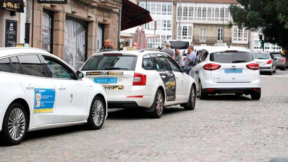 Taxis en la parada situada en la Alameda de Santiago
