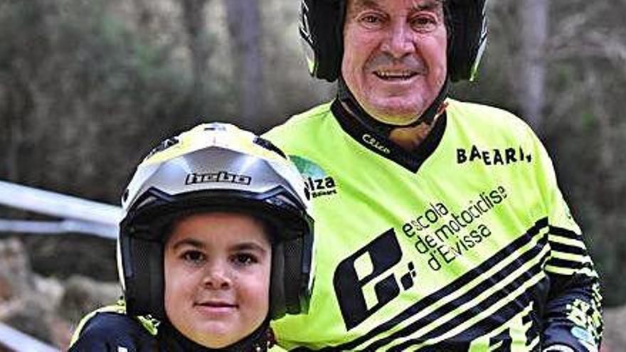 Xicu Marí posa junto a su abuelo, Francisco Serra, &#039;Xiquet&#039;, que es el espejo en el que se mira.