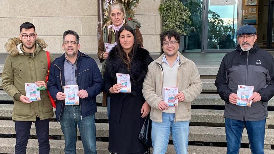 Doval, 2º dcha., con Rihanna Currás y Mario Rodríguez  (izda.) junto a miembros de la ejecutiva del PSOE de Moaña y el secretario de Xuventudes en Vigo.