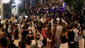 Imagen de archivo de varios jóvenes de fiesta en las calles de Salamanca. EFE/J.M.GARCIA