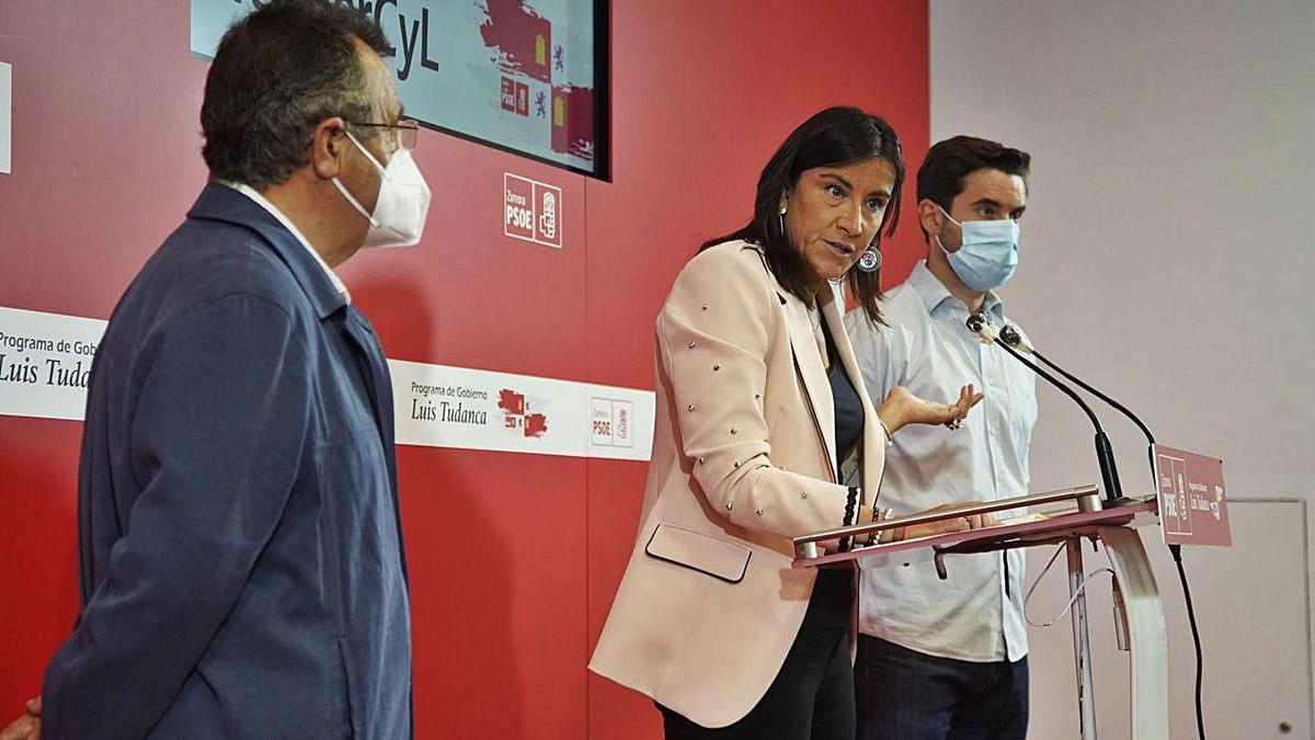 José Ignacio Martín Benito, Ana Sánchez y Antidio Fagúndez en la sede del PSOE de Zamora.