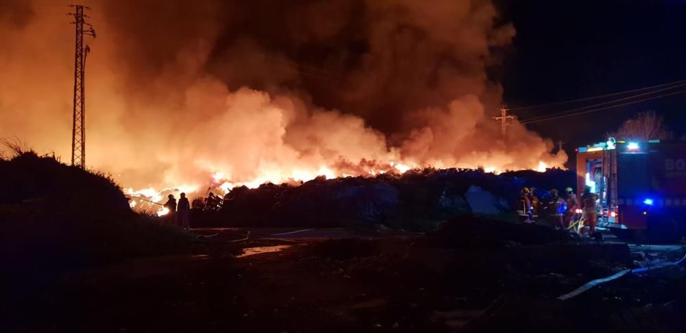 Gran incendio en una planta abandonada de reciclaje en Sollana