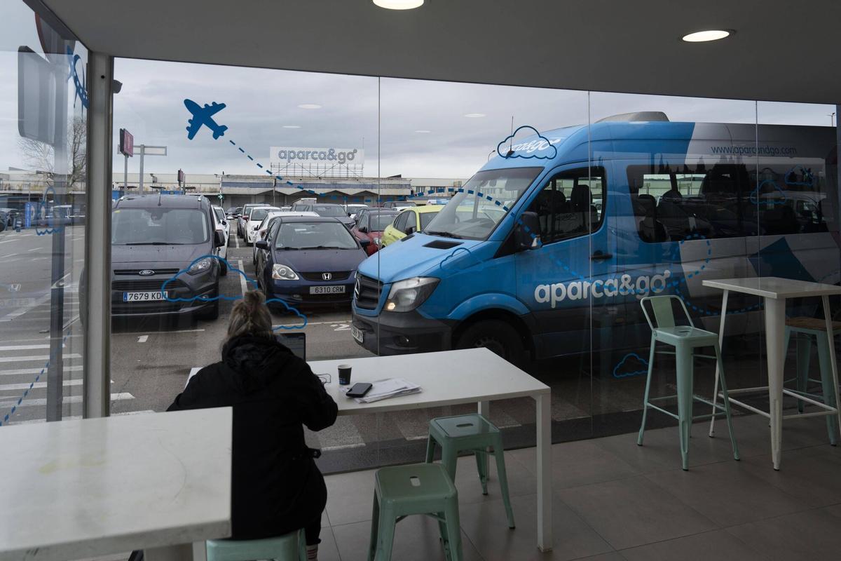 Instalaciones de la empresa aparc&amp;go en las inmediaciones del aeropuerto de El Prat. El sector reclama mayor control ante la proliferación de parkings ilegales en la zona.