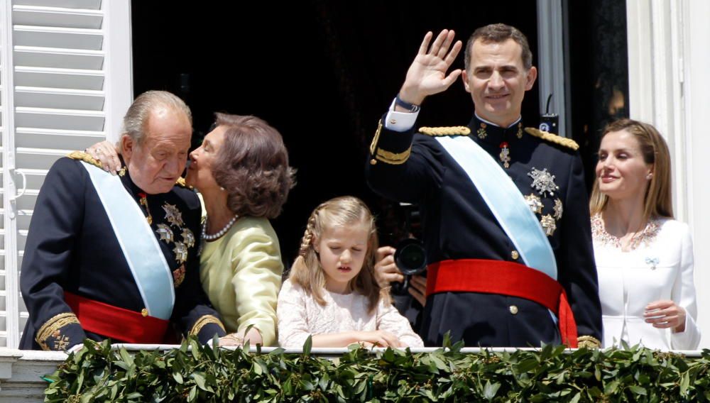 LOS REYES SALUDAN AL PUEBLO DESDE EL PALACIO REAL