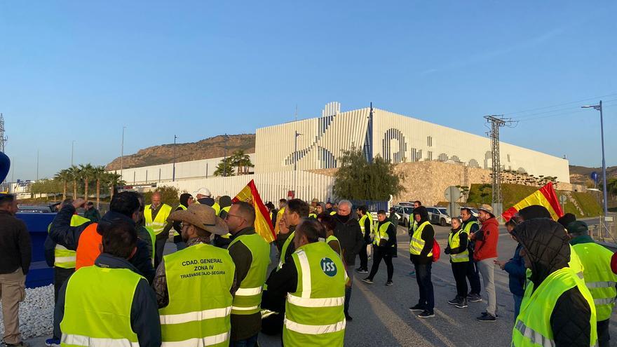 Agricultores murcianos protestan a las puertas de Primafrío