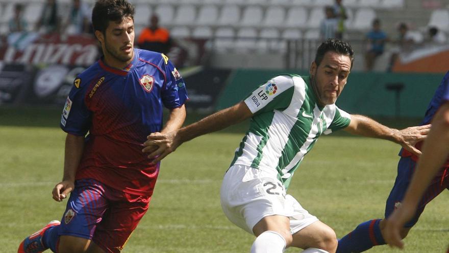 Carles Gil pugna por un balón con Abel Gómez en el Córdoba-Elche de la 2012-2013