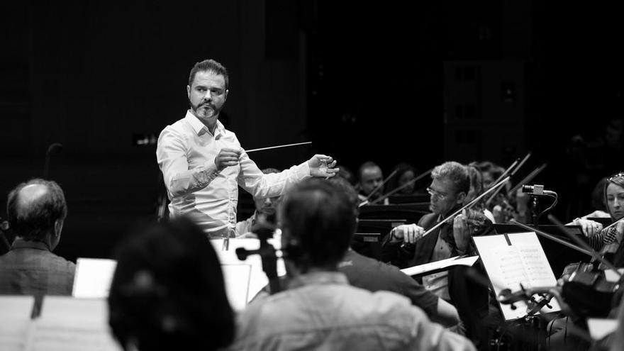 César Álvarez, director de orquesta, durante un concierto en San Petersburgo.