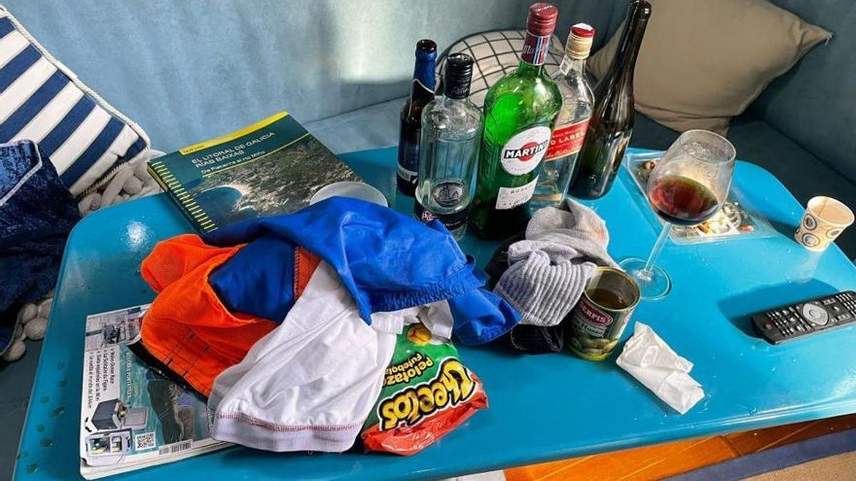 Botellas y ropa utilizadas por los polizones en el barco.