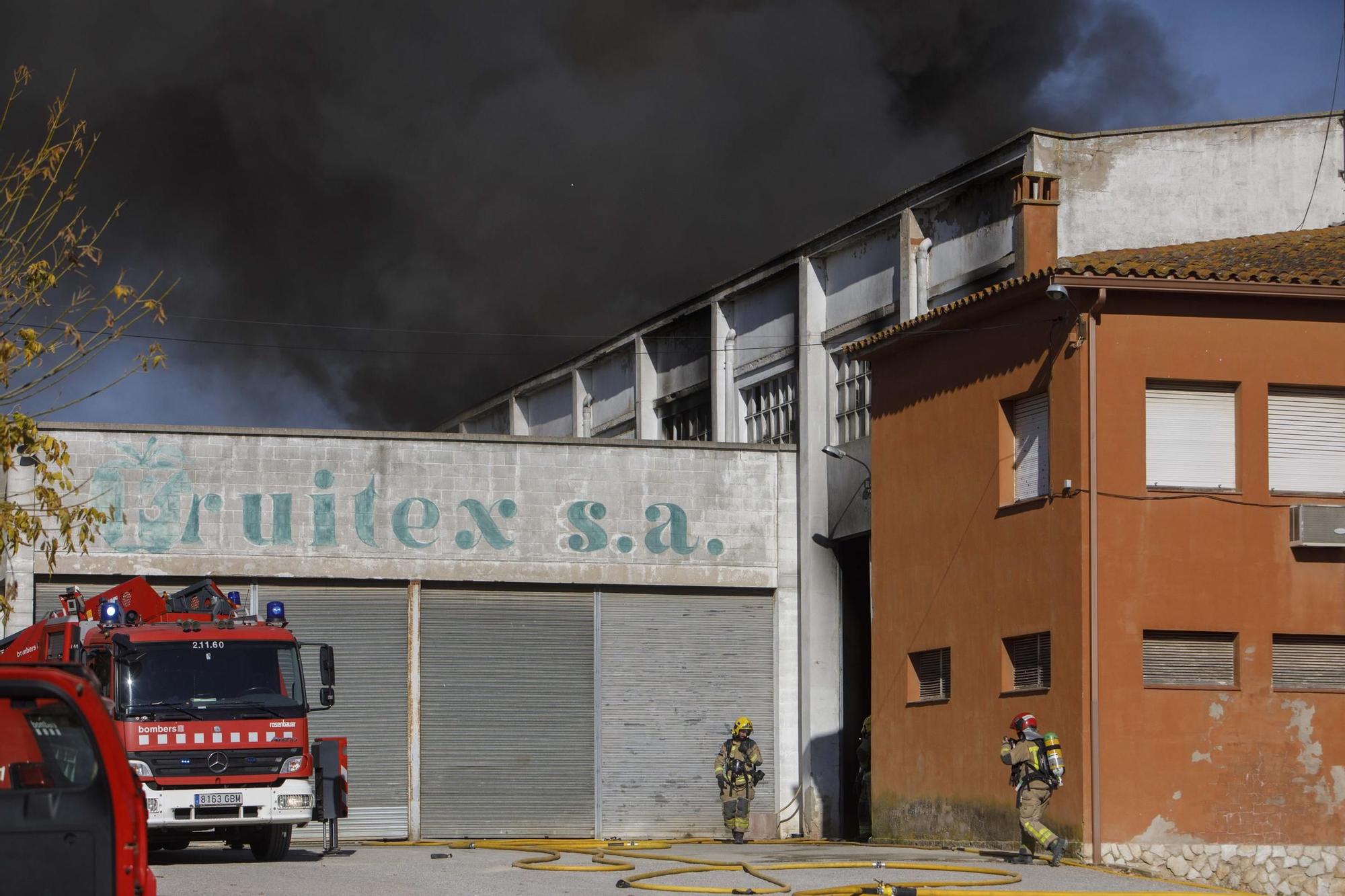 Aparatós incendi en una nau industrial a Vilobí