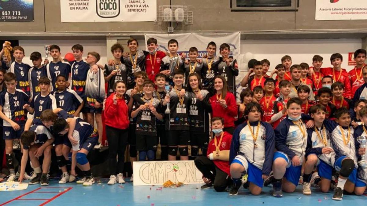 Los infantiles del Pòrtol, Sóller, Manacor y Artà posan juntos al término de la competición. | DM