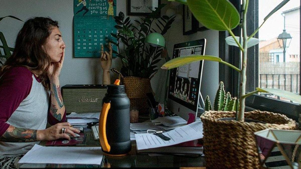 Una mujer teletrabajando desde su domicilio.
