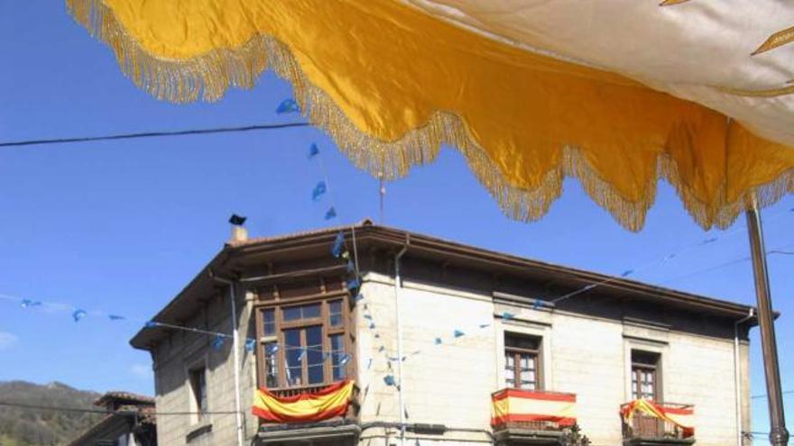 Una pasada procesión del Santo Encuentro en Campomanes.