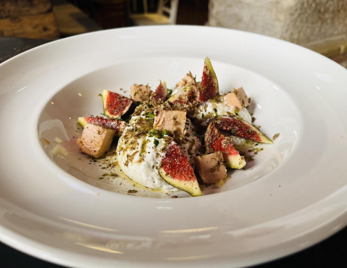 Amanida de burrata, figues i foie del restaurant La Taverna del Barri Vell de Figueres.