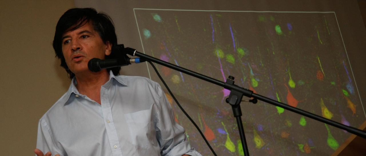 Carlos López-Otín, en una conferencia hace años en una graduación de alumnos de Bachillerato.