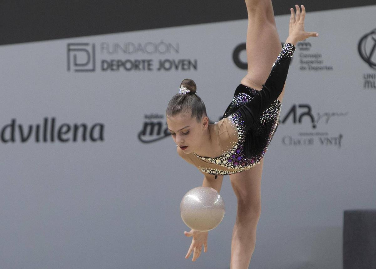 Una gimnasta, en pleno ejercicio.