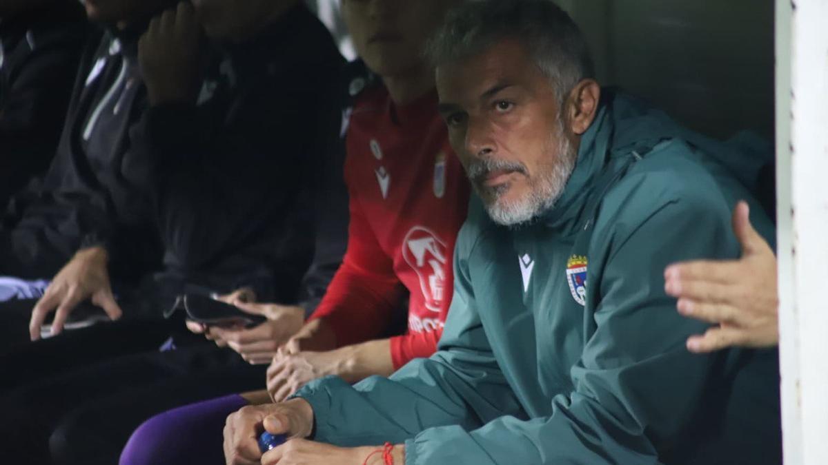 Juan Marrero en el banquillo del Badajoz antes del inicio del partido ante el Llerenense.