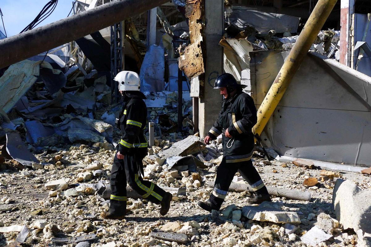 Bomberos tras los bombardeos en Odesa.