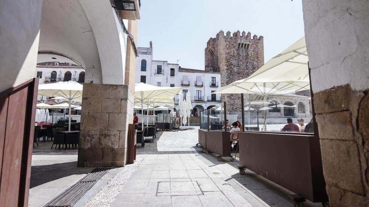 El acceso desde los soportales, libre de mesas y sillas.