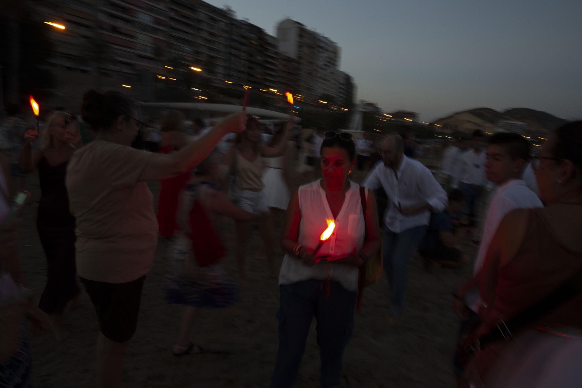 La Virgen del Carmen desembarca en la playa del Postiguet de Alicante