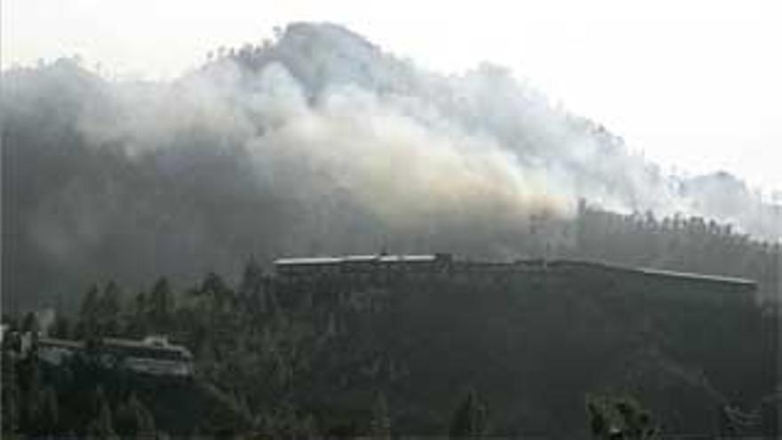 Más de 11.000 evacuados por dos incendios sin control en Canarias