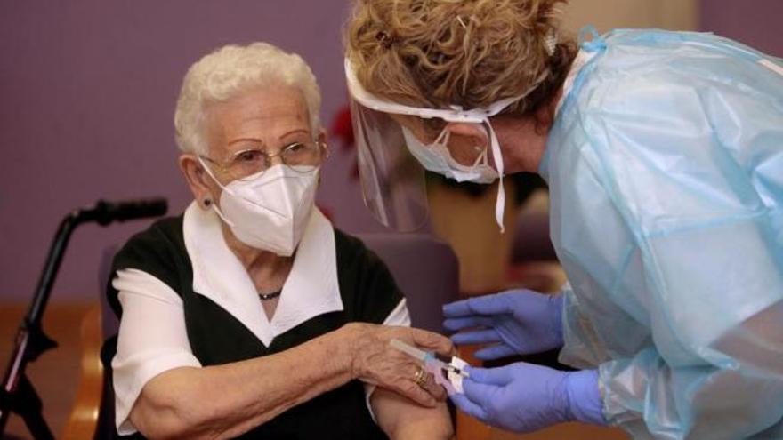 Araceli, una mujer de 96 años, recibe la primera dosis de la vacuna en España