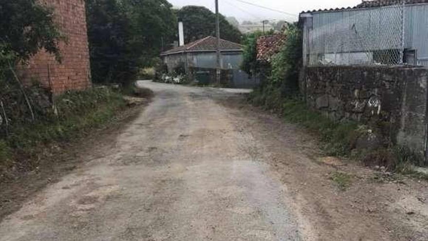 Obras de limpieza y asfaltado en carreteras de Vilaxuste y Fafián