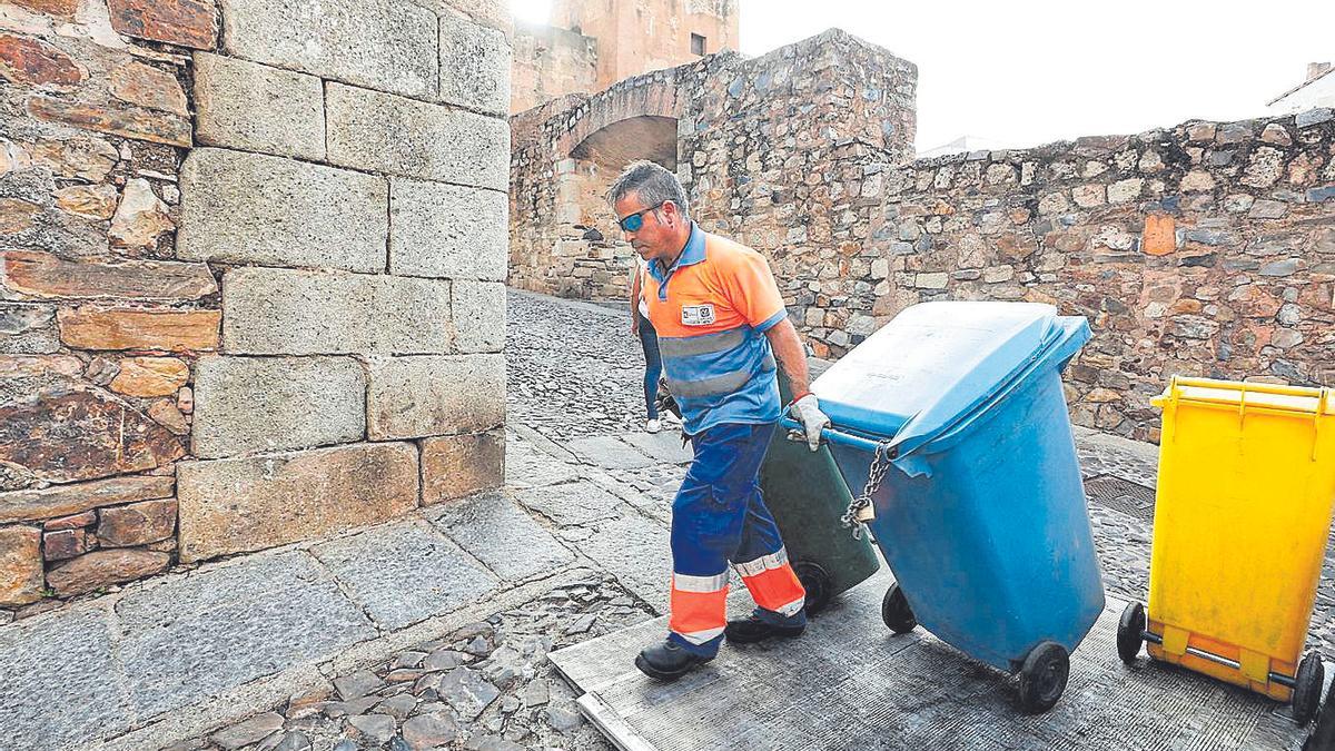 Un operario de la empresa que presta el servicio de recogida de basura mueve los contenedores que ahora se colocan.