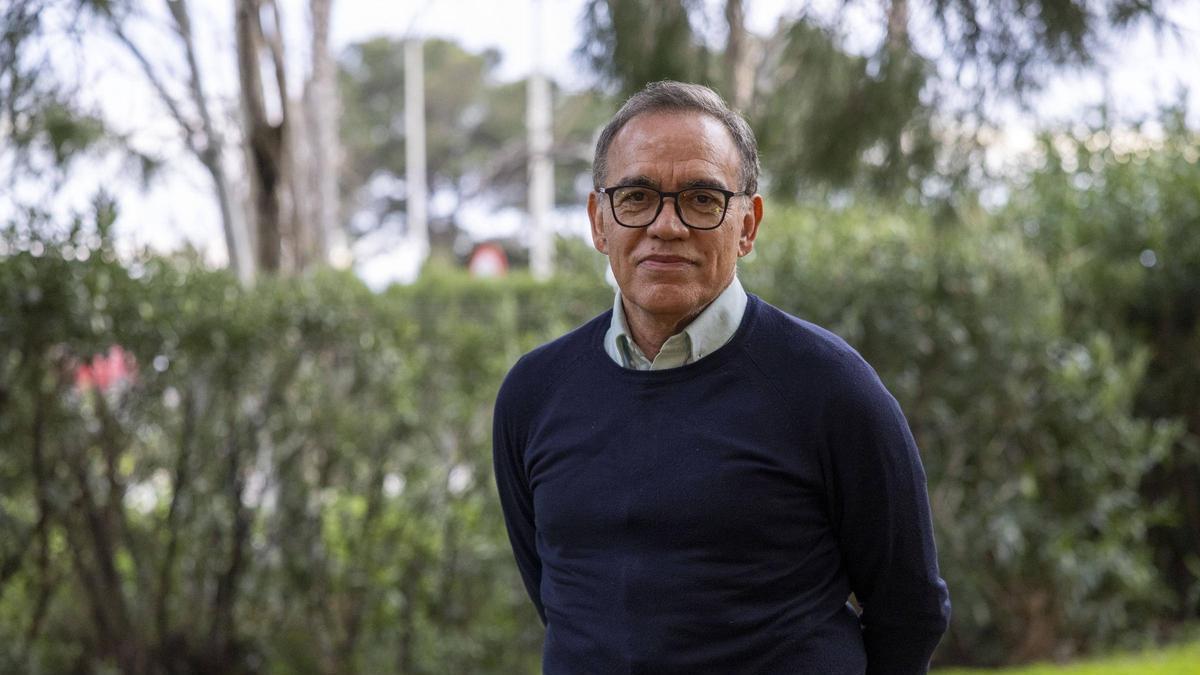 El viceministro de Educación Extraescolar y Alternativa de Guatemala, Carlos Aldana, posa para esta entrevista.