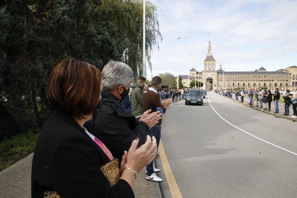 Más de mil personas despiden al hostelero gijonés Floro Gordillo con una cadena humana.