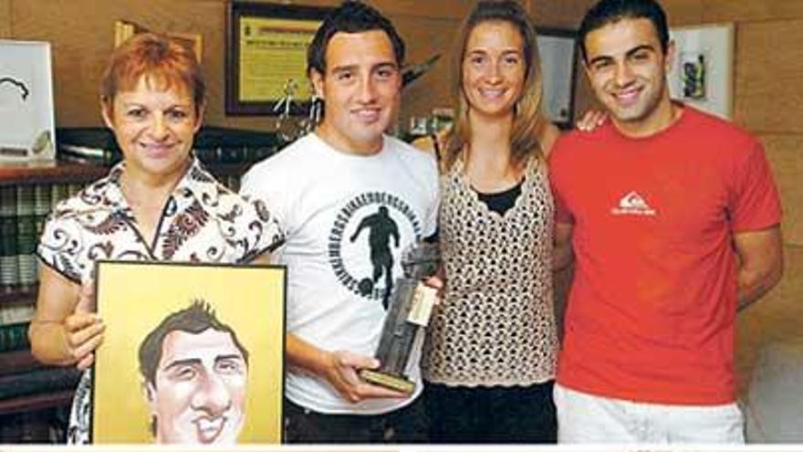 Arriba, Cazorla, con su madre, Loli; su mujer, Úrsula, y su amigo David Fernández, en la entrega del «Asturiano del mes» de LA NUEVA ESPAÑA. | LUISMA MURIAS.Debajo a la izquierda Santi Cazorla, con su hermano, Fernando, a la derecha Mata da un beso a su abuela Josefina. | luisma murias.En la foto de abajo  un gesto cariñoso de Mata a su abuelo Manuel.