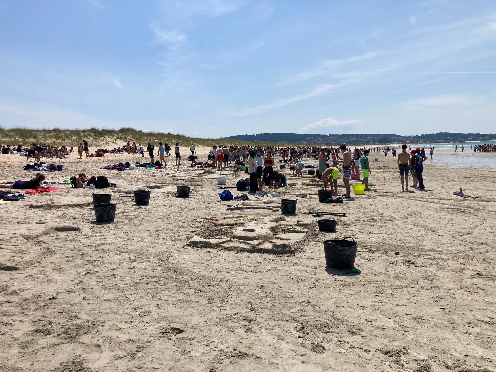 Participantes en la fiesta de las esculturas de arena desarrollada en A Lanzada, a instancias del IES Monte da Vila.