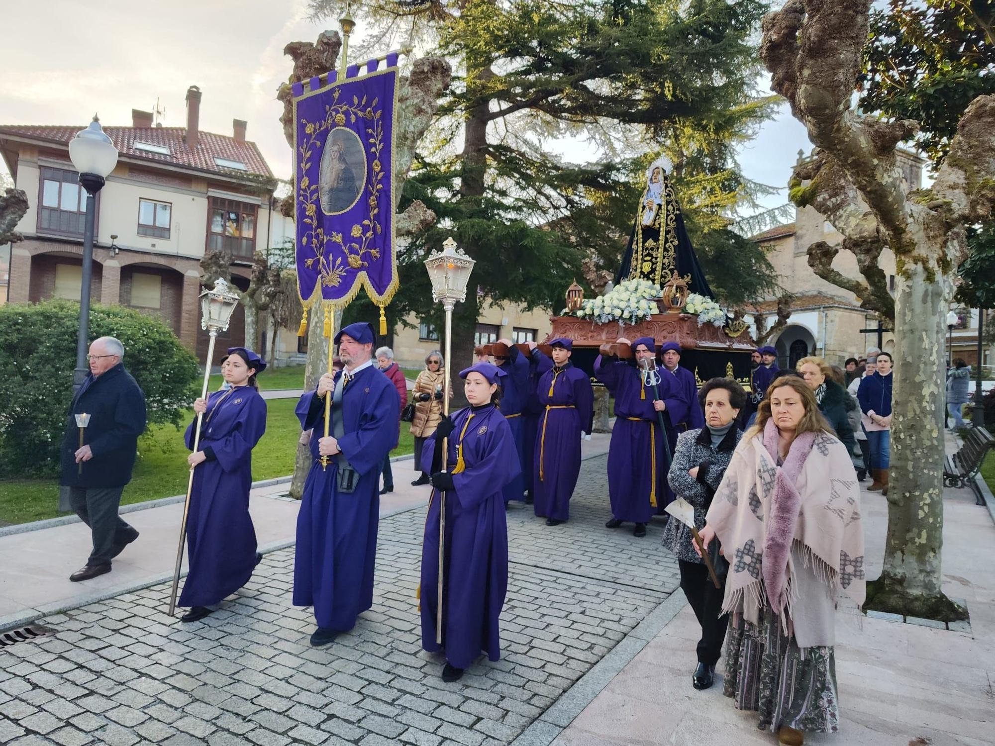 La procesión de la Soledad recorre Villaviciosa: así es la cita más íntima de la Semana Santa maliaya