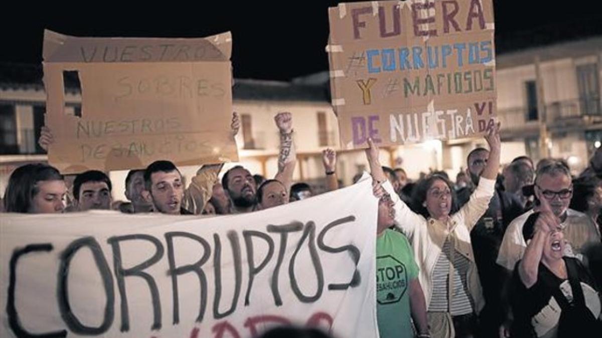 Vecinos de Valdemoro (Madrid) frente al ayuntamiento tras el registro policial, en octubre.